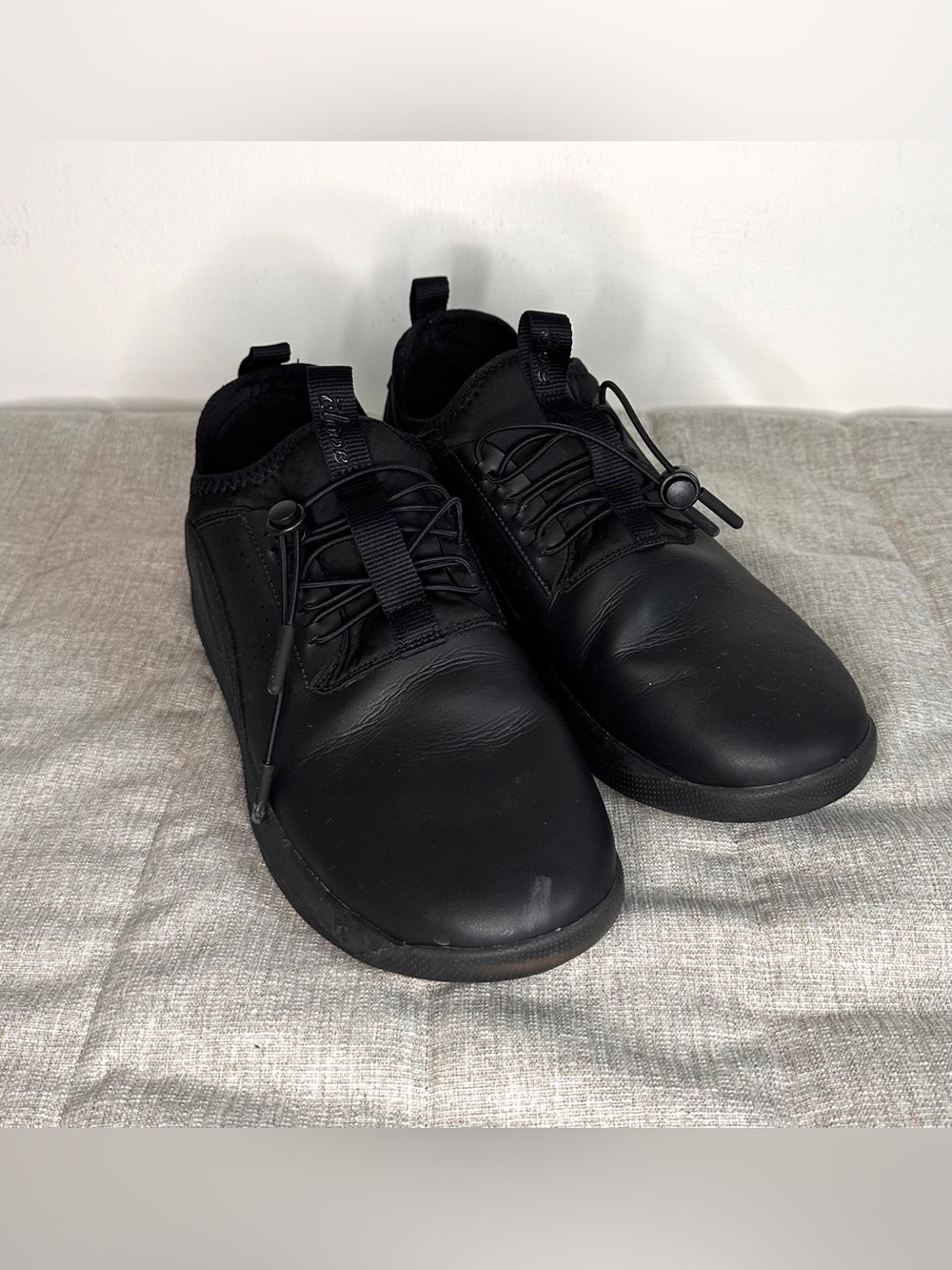 Clove Sneakers Men 9 Women 10.5 Black Classic Healthcare Nursing Shoes Comfort